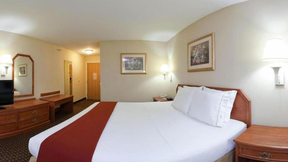 holiday inn express and suites bucyrus by ihg