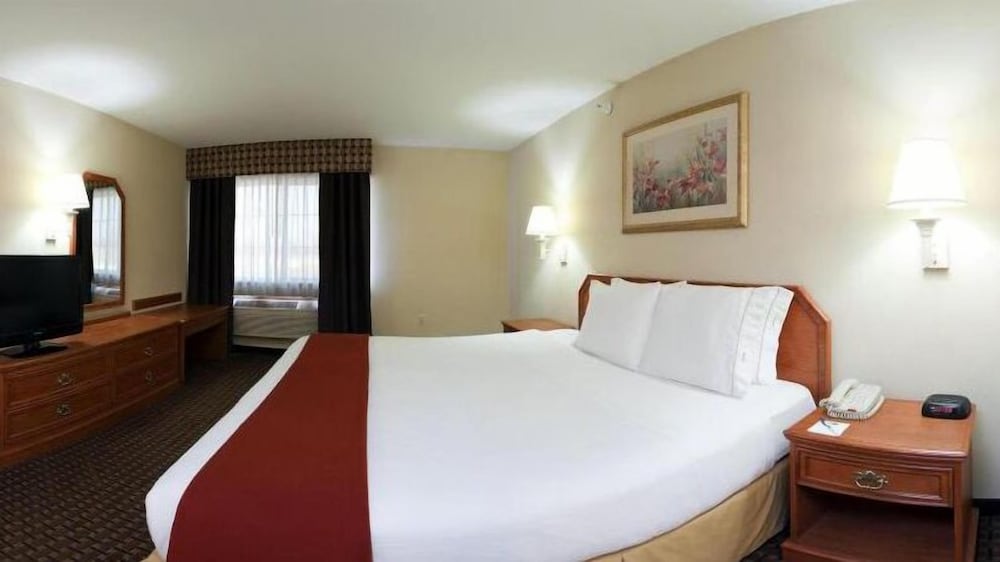 holiday inn express and suites bucyrus by ihg