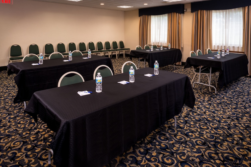 holiday inn express and suites bucyrus by ihg