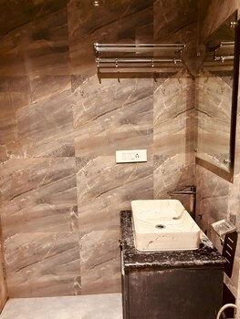 hotel goodluck house near delhi airport