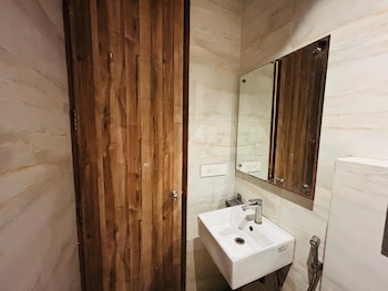 hotel goodluck house near delhi airport