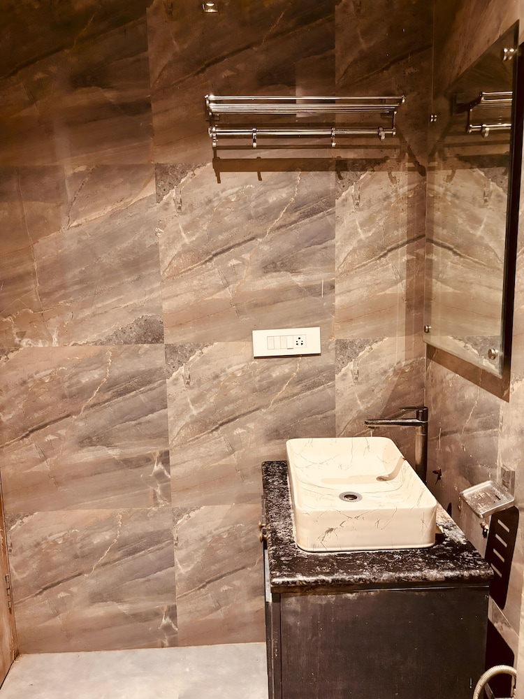 hotel goodluck house near delhi airport