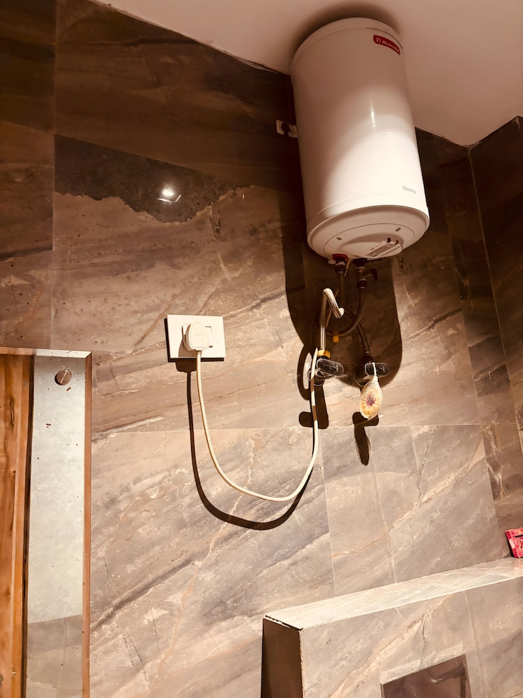 hotel goodluck house near delhi airport