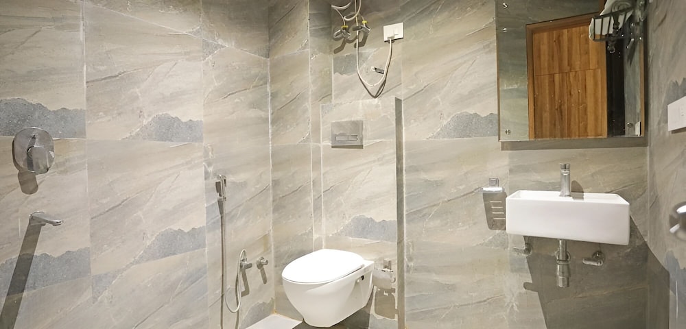 hotel goodluck house near delhi airport