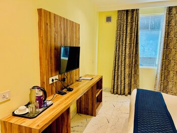 hotel goodluck house near delhi airport