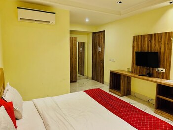 hotel goodluck house near delhi airport