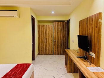 hotel goodluck house near delhi airport