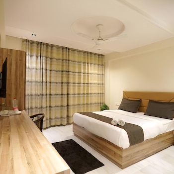 hotel goodluck house near delhi airport