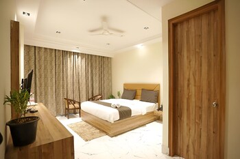 hotel goodluck house near delhi airport