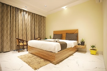 hotel goodluck house near delhi airport