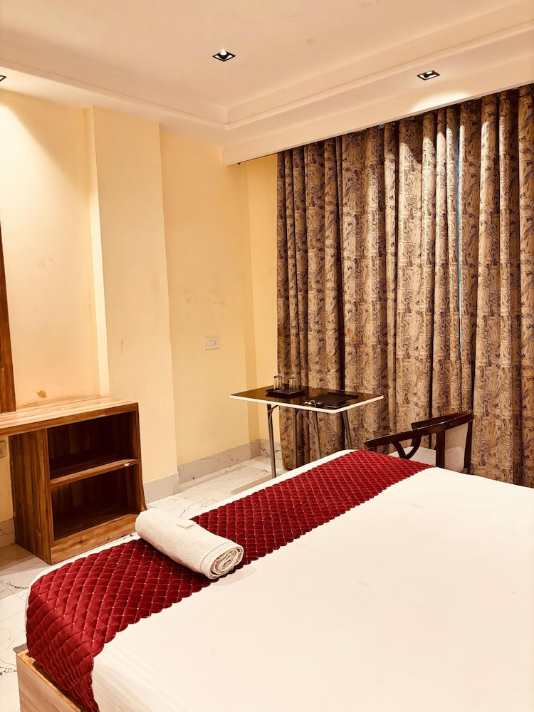 hotel goodluck house near delhi airport