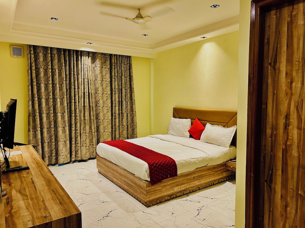 hotel goodluck house near delhi airport