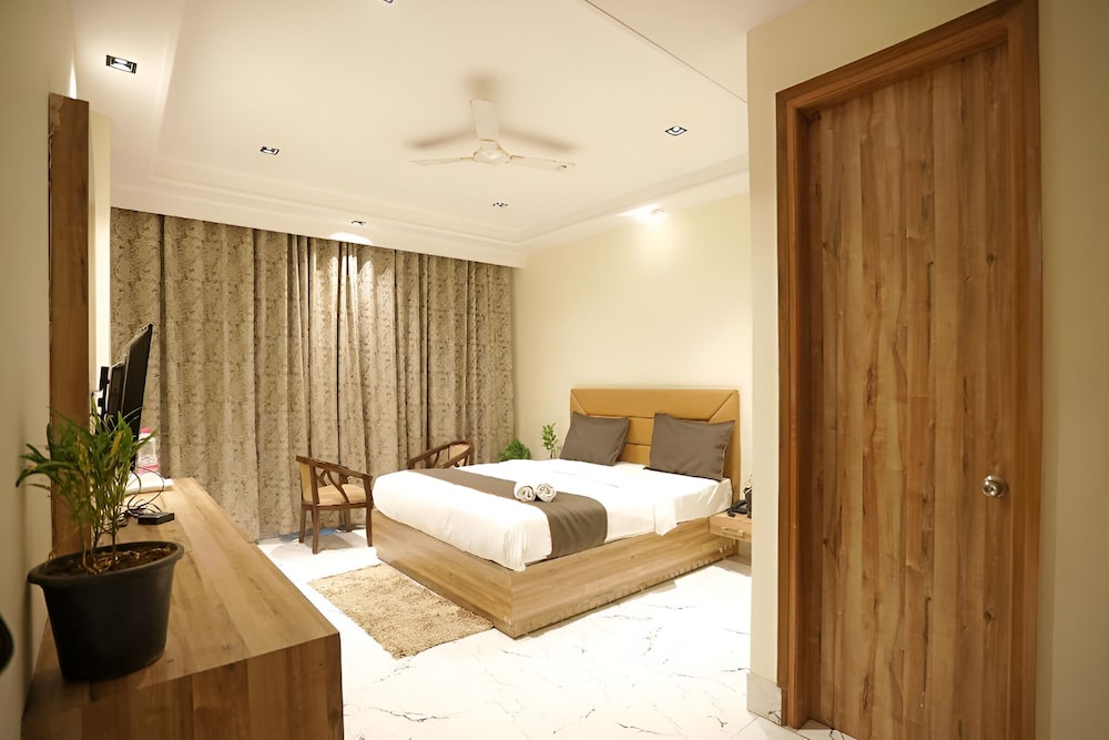 hotel goodluck house near delhi airport