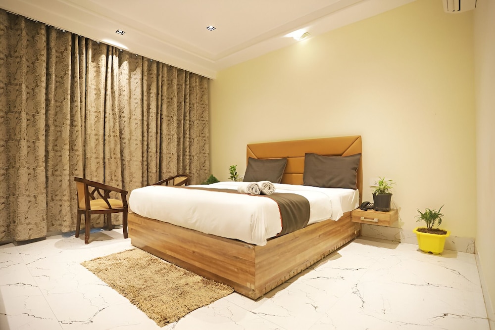 hotel goodluck house near delhi airport
