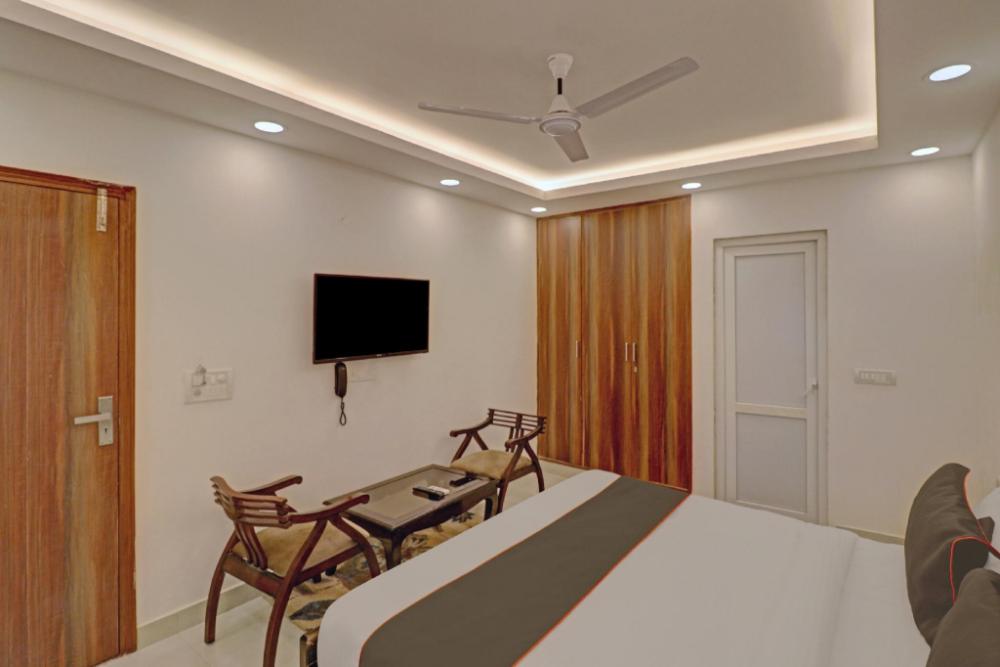 collection o hotel spot light near tughlakabad station metro station