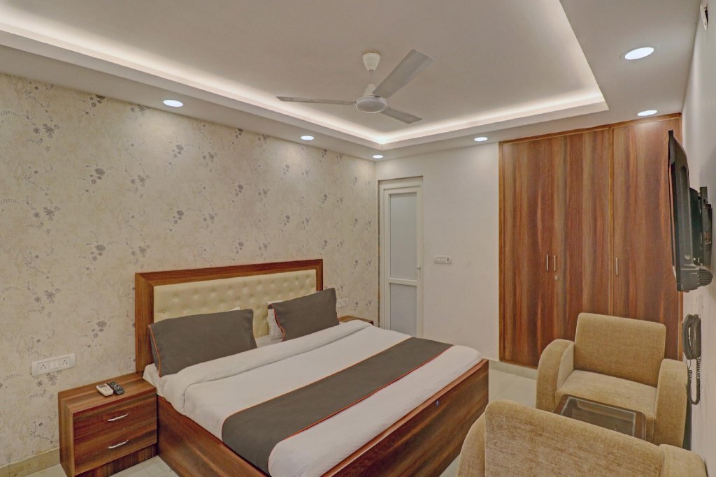 Collection O Hotel Spot Light Near Tughlakabad Station Metro Station,New Delhi>>Delhi,3 star