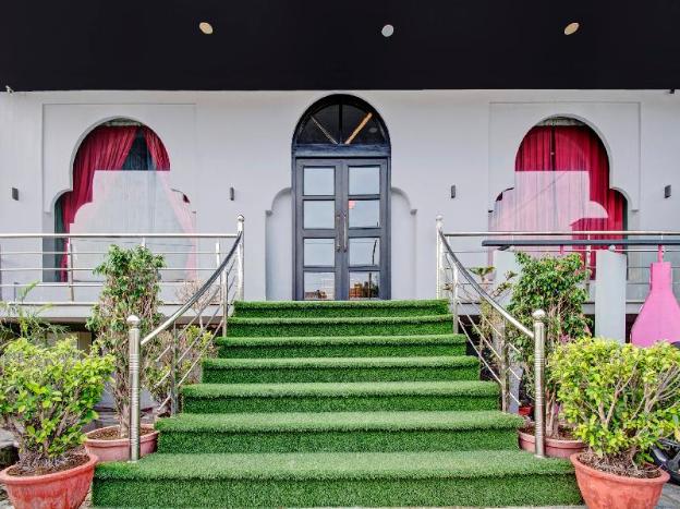 townhouse oak hotel rudra