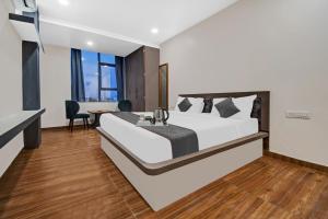 townhouse oak hotel rudra