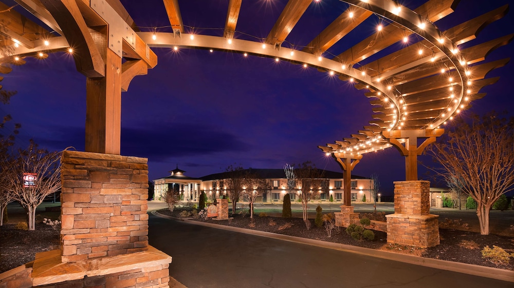 aiden by best western warm springs hotel and event center