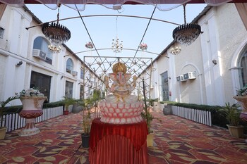 Sparsh Village Club,Bareilly>>Ahmedabad,2 star