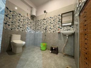 pop 80763a hotel kaushlendra palace