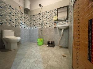 pop 80763a hotel kaushlendra palace