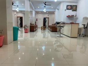 pop 80763a hotel kaushlendra palace