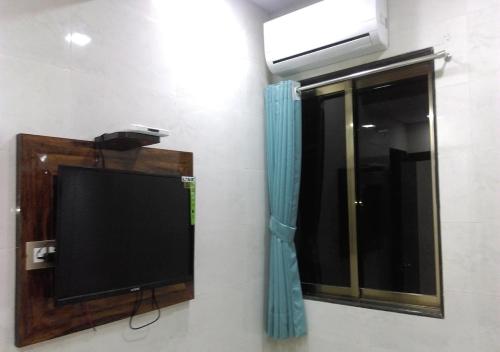 hotel plaza near byculla railway station