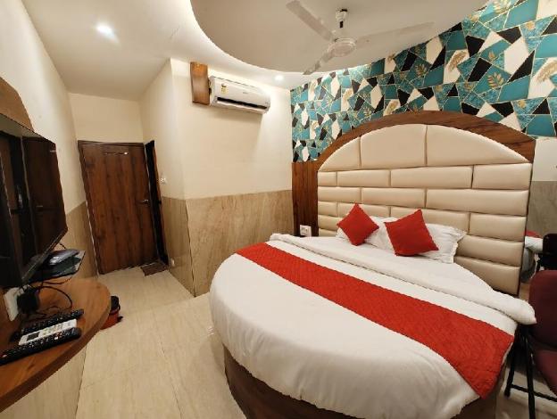 hotel plaza near byculla railway station