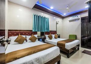 hotel plaza near byculla railway station