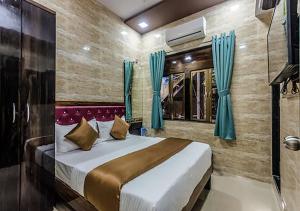 hotel plaza near byculla railway station