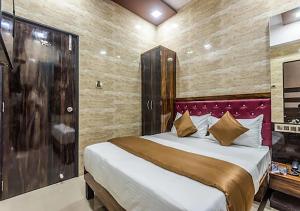 hotel plaza near byculla railway station