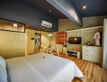 the somos flats provenza