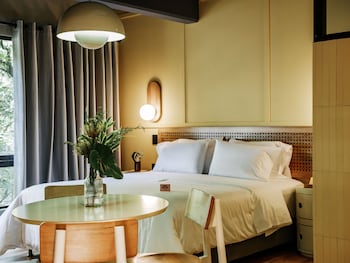 the somos flats provenza