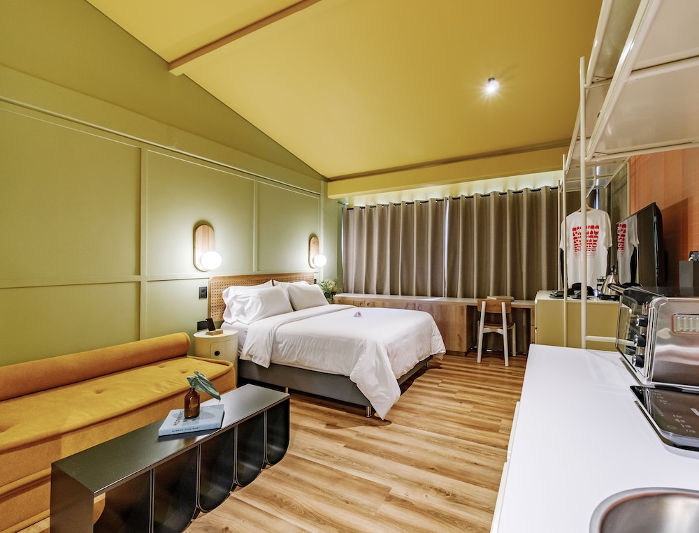 the somos flats provenza