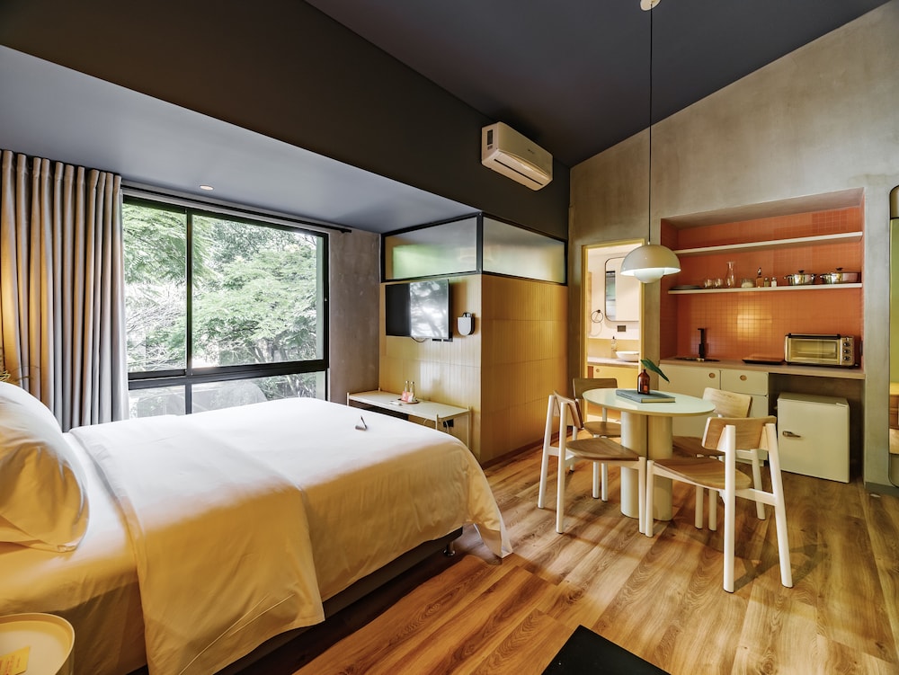 the somos flats provenza