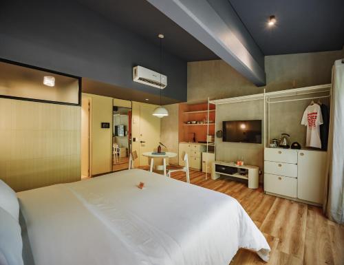 the somos flats provenza