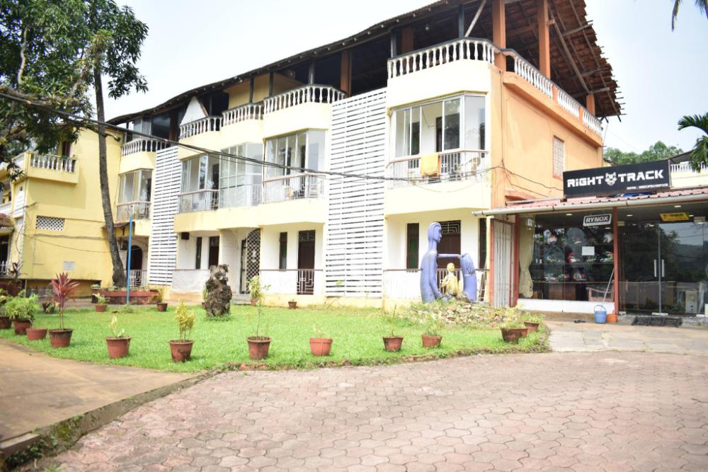 salotel near mae de deus church