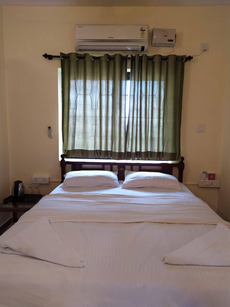 salotel near mae de deus church