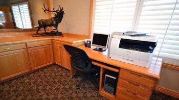 econo lodge inn and suites