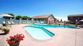 econo lodge inn and suites