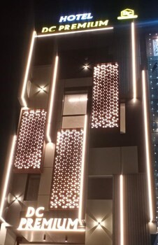 Staybook Dc Premium,Sector 19>>Chandigarh,2.5 star