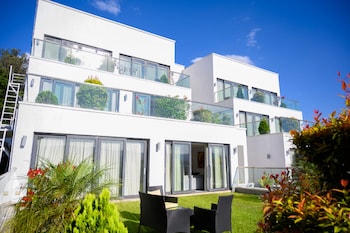 white stone apartments nyarutarama