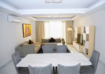 white stone apartments nyarutarama