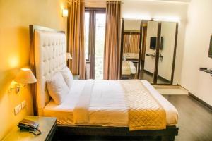 hotel diamond tree saket