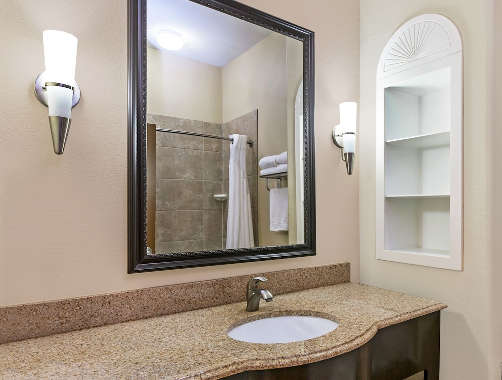 holiday inn express hotel and suites victoria by ihg