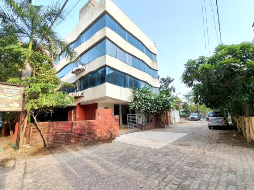 the sky imperial hotel yahvi