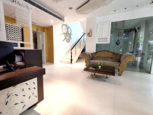 the sky imperial hotel yahvi