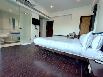 the sky imperial hotel yahvi