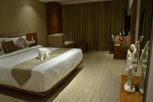 hotel blue lagoons manjalpur